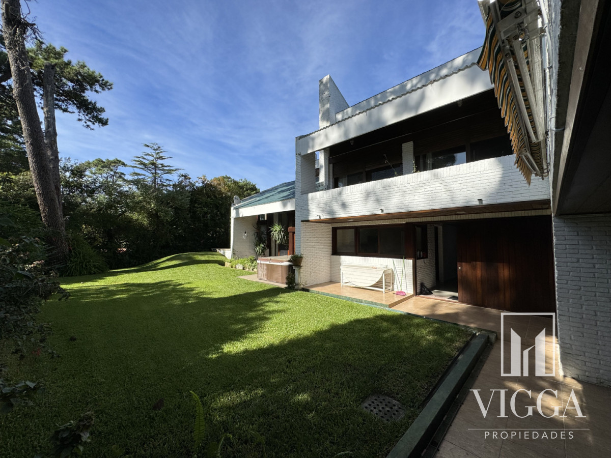 Casa ID.26 - Casa en Venta 4 suites Cantegril Playa Mansa Punta del Este