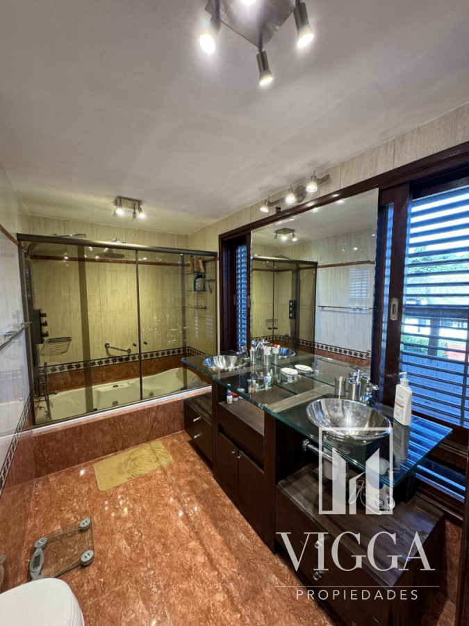 Casa ID.26 - Casa en Venta 4 suites Cantegril Playa Mansa Punta del Este