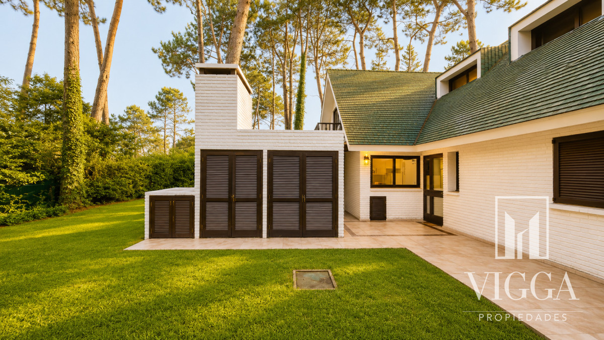 Casa ID.53/ - Casa En Venta de 5 dormitorios con piscina 