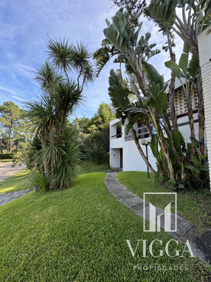 Casa ID.26 - Casa en Venta 4 suites Cantegril Playa Mansa Punta del Este