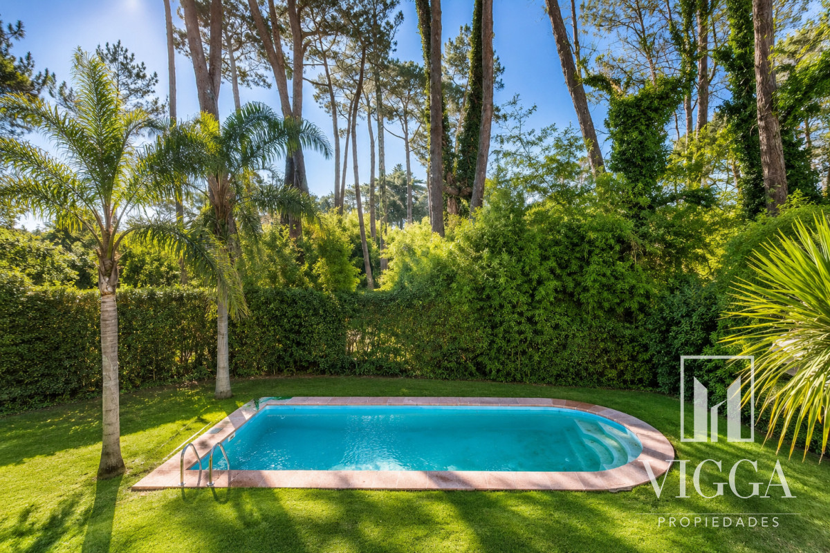 Casa ID.53/ - Casa En Venta de 5 dormitorios con piscina 