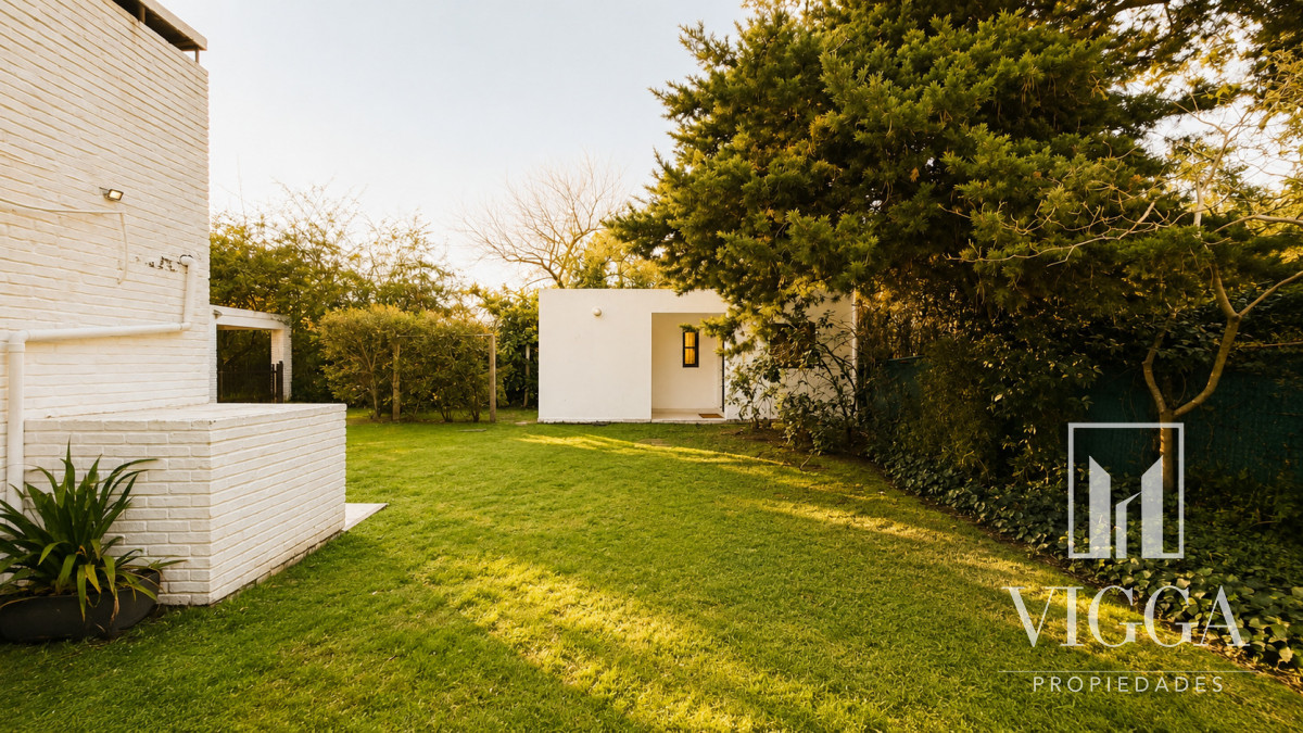 Casa ID.53/ - Casa En Venta de 5 dormitorios con piscina 