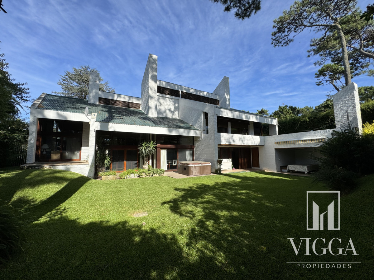 Casa ID.26 - Casa en Venta 4 suites Cantegril Playa Mansa Punta del Este