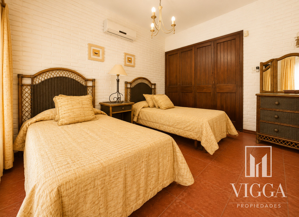 Casa ID.53/ - Casa En Venta de 5 dormitorios con piscina 