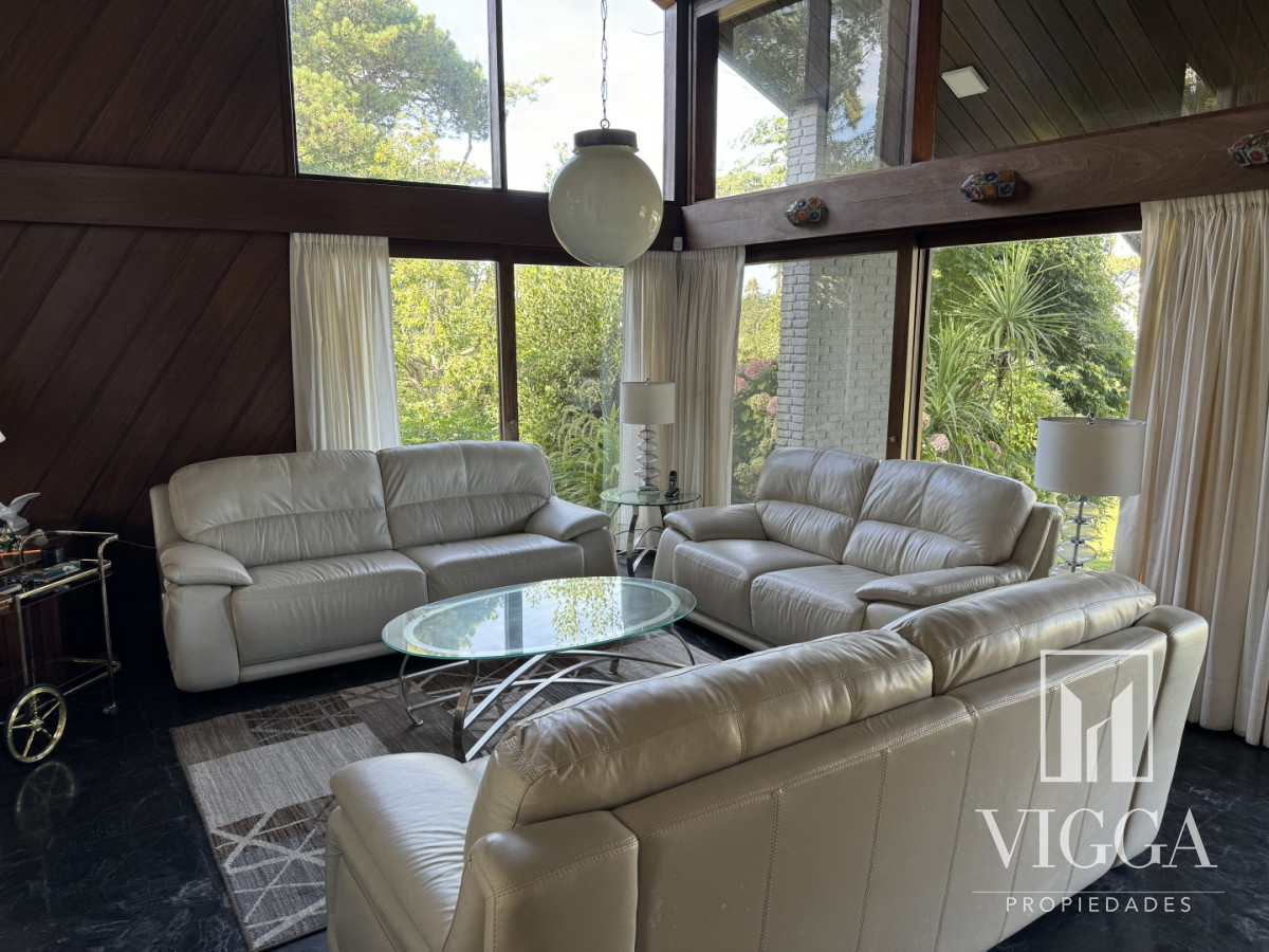Casa ID.26 - Casa en Venta 4 suites Cantegril Playa Mansa Punta del Este