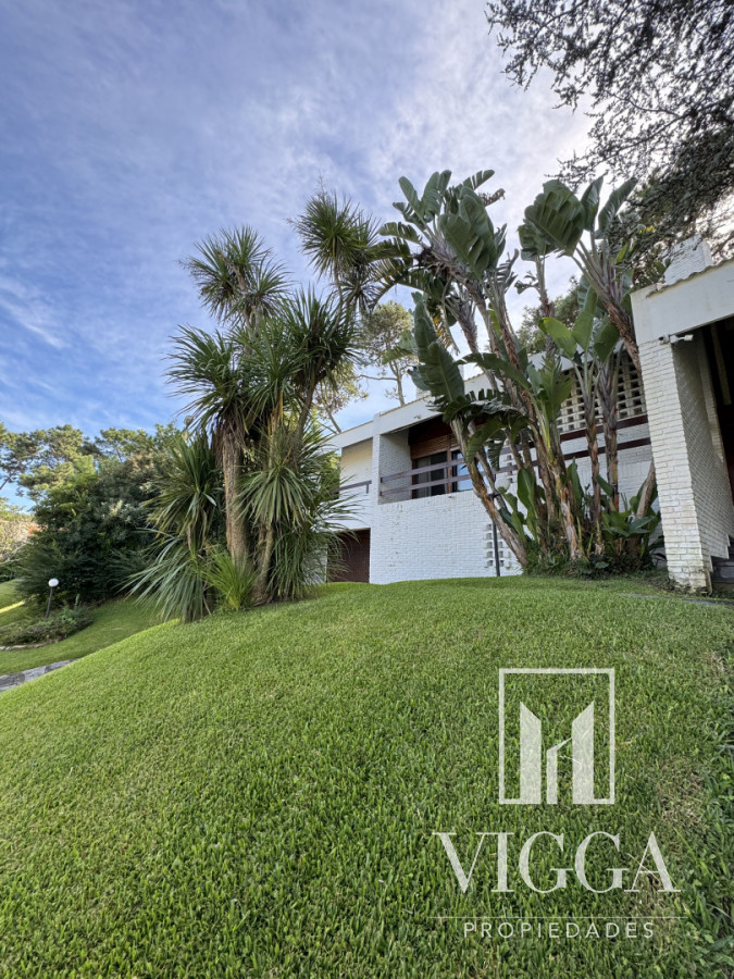 Casa ID.26 - Casa en Venta 4 suites Cantegril Playa Mansa Punta del Este