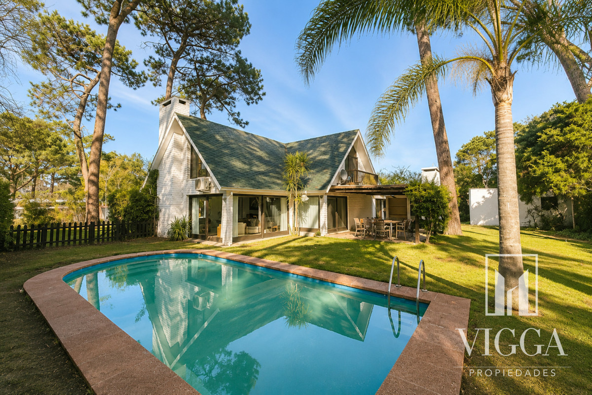 Casa ID.53/ - Casa En Venta de 5 dormitorios con piscina 