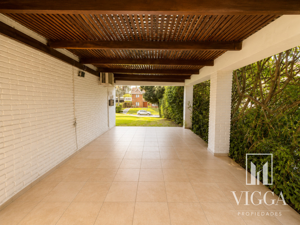 Casa ID.53/ - Casa En Venta de 5 dormitorios con piscina 