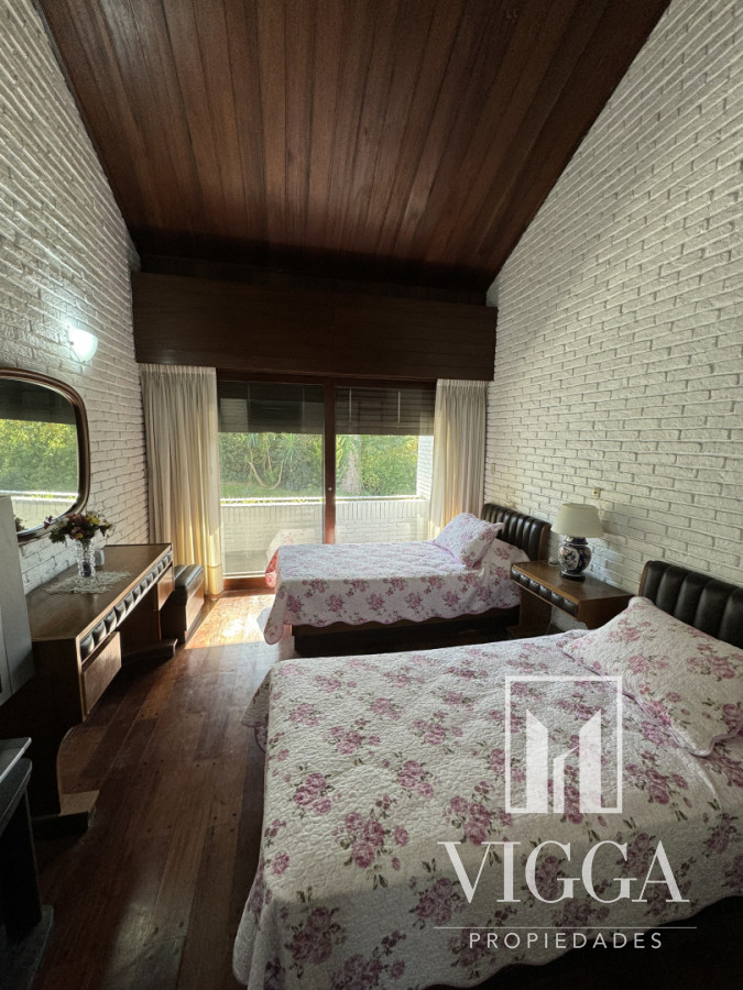 Casa ID.26 - Casa en Venta 4 suites Cantegril Playa Mansa Punta del Este