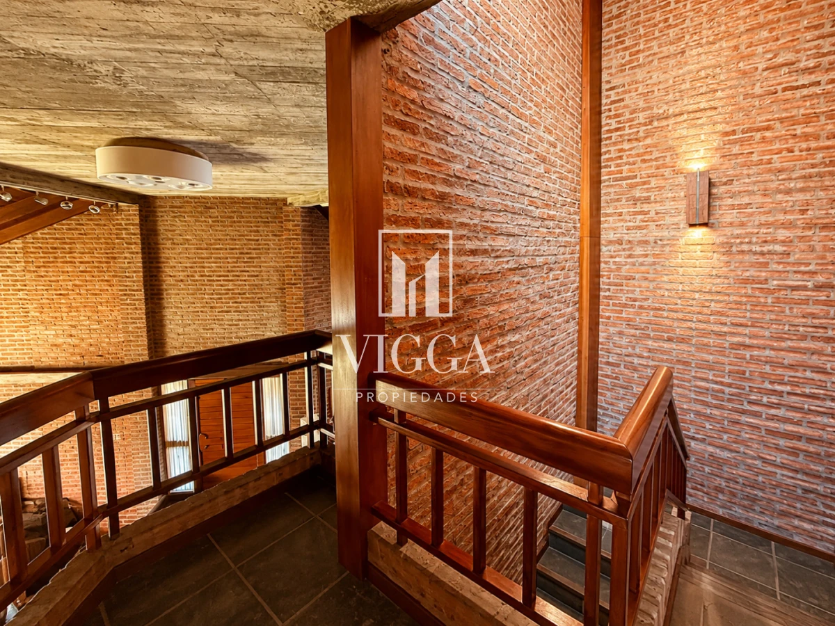 Casa ID.47 - Casa en Alquiler Anual Av. Cordoba Apto Comercial 5 dormitorios