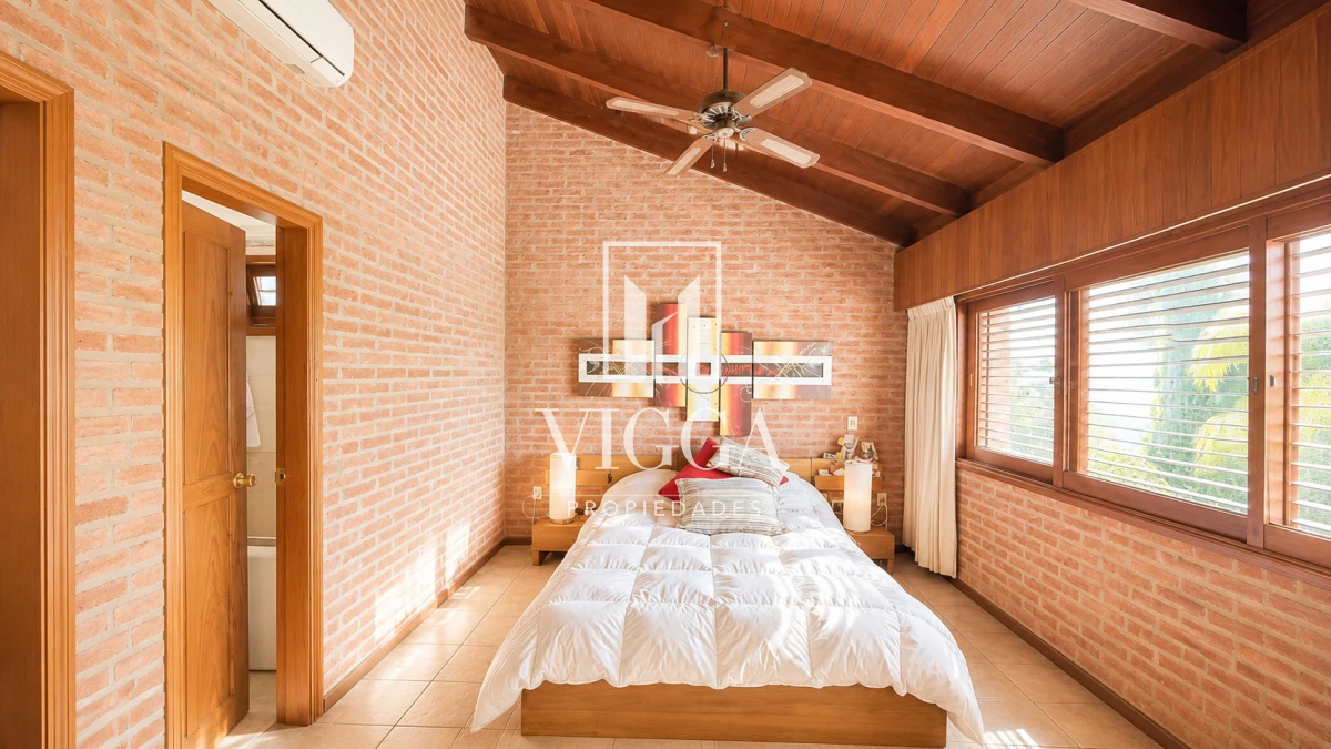 Casa ID.47 - Casa en Alquiler Anual Av. Cordoba Apto Comercial 5 dormitorios