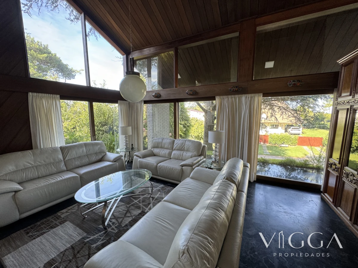 Casa ID.26 - Casa en Venta 4 suites Cantegril Playa Mansa Punta del Este