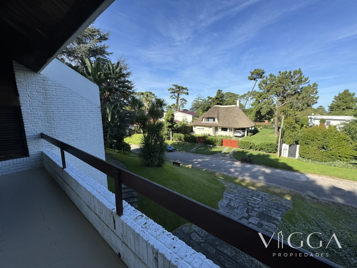Casa ID.26 - Casa en Venta 4 suites Cantegril Playa Mansa Punta del Este