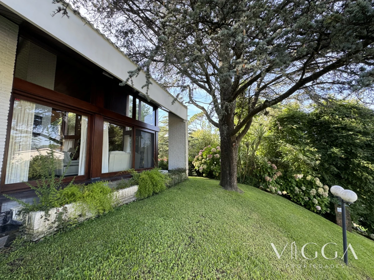 Casa ID.26 - Casa en Venta 4 suites Cantegril Playa Mansa Punta del Este