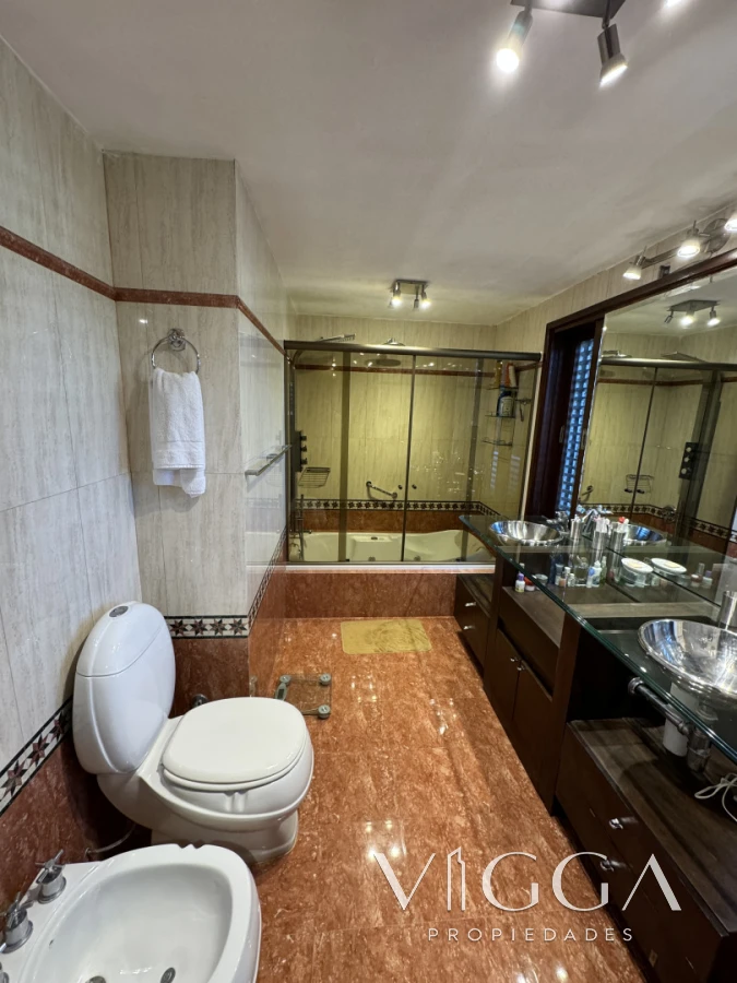 Casa ID.26 - Casa en Venta 4 suites Cantegril Playa Mansa Punta del Este