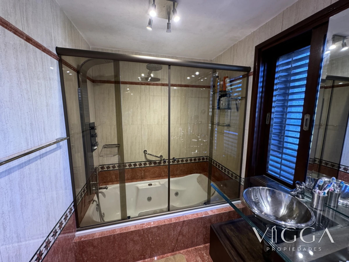 Casa ID.26 - Casa en Venta 4 suites Cantegril Playa Mansa Punta del Este