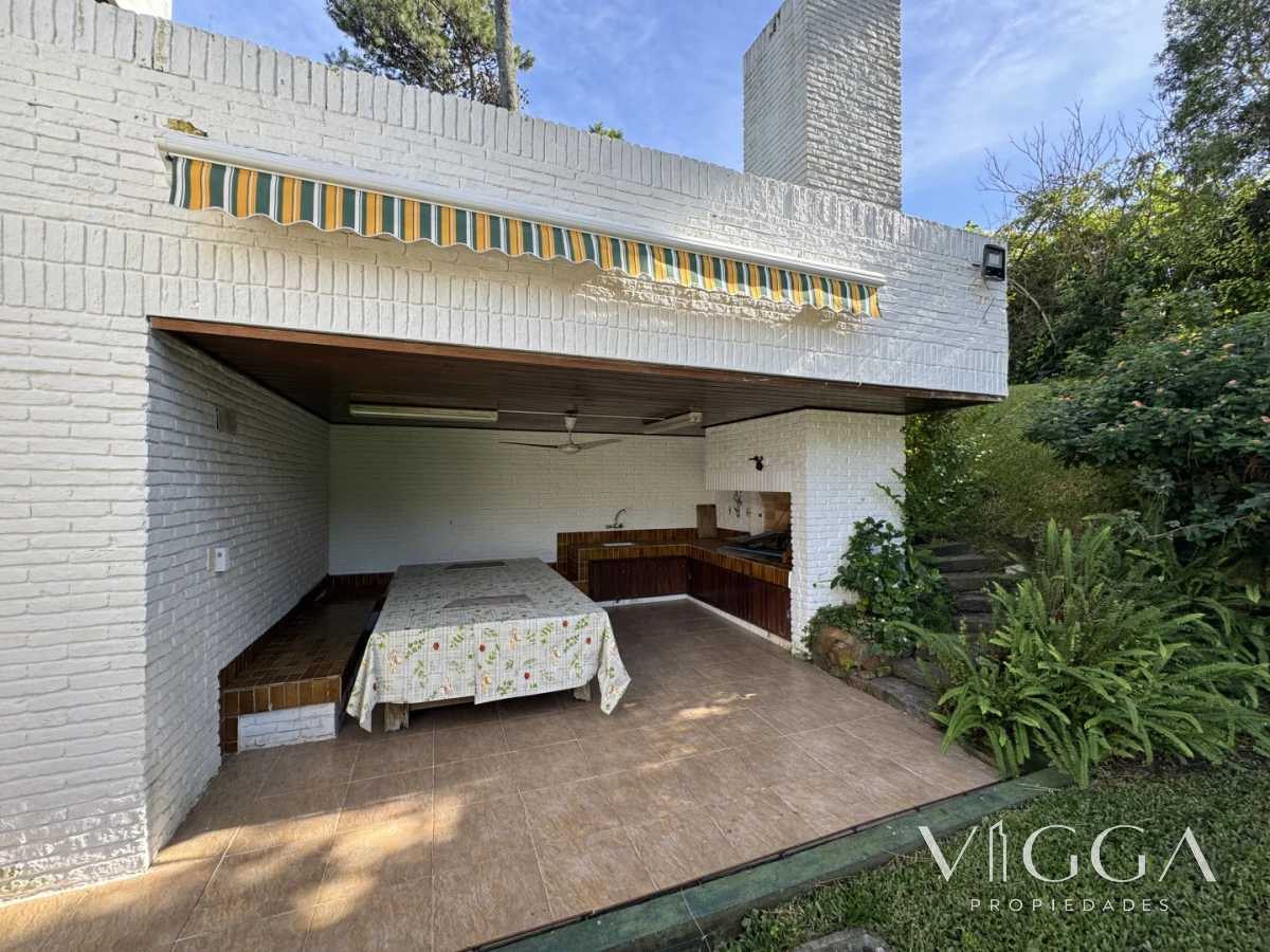 Casa ID.26 - Casa en Venta 4 suites Cantegril Playa Mansa Punta del Este
