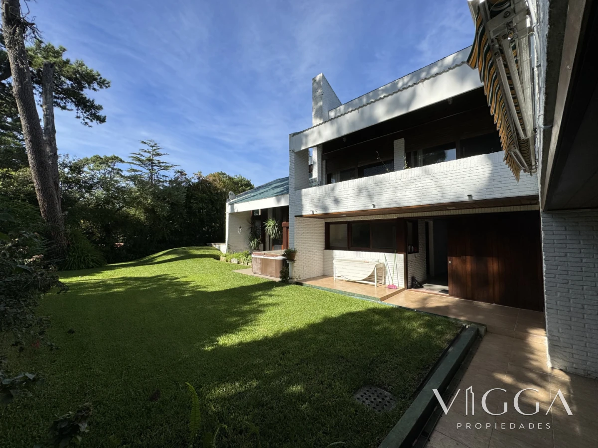 Casa ID.26 - Casa en Venta 4 suites Cantegril Playa Mansa Punta del Este