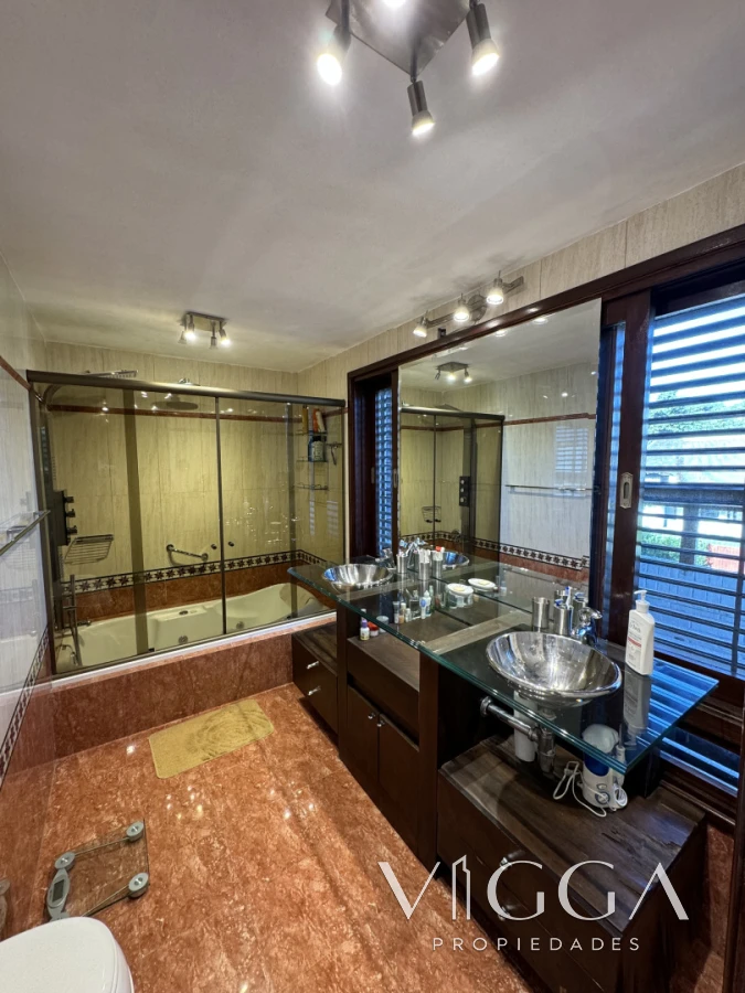 Casa ID.26 - Casa en Venta 4 suites Cantegril Playa Mansa Punta del Este