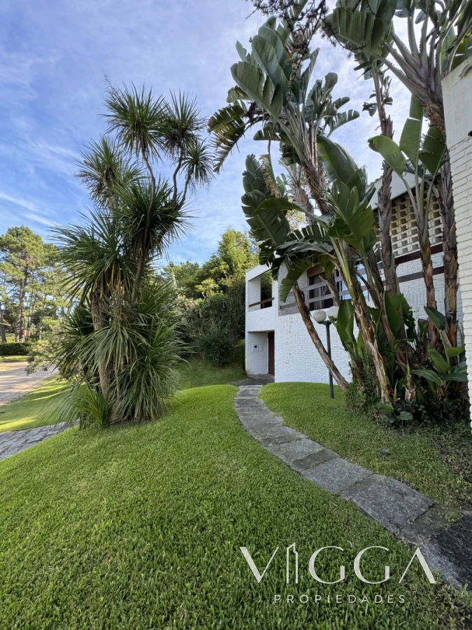 Casa ID.26 - Casa en Venta 4 suites Cantegril Playa Mansa Punta del Este