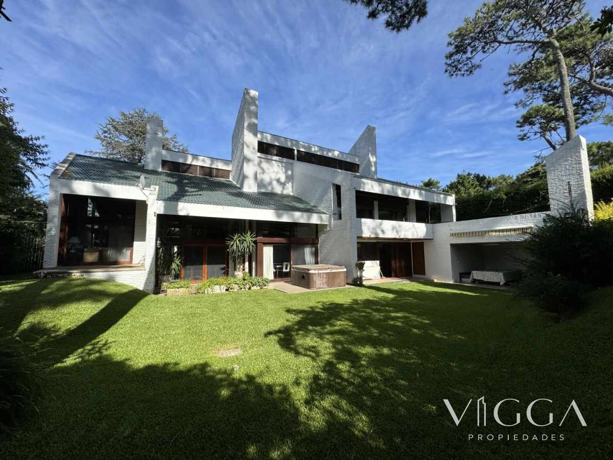 Casa ID.26 - Casa en Venta 4 suites Cantegril Playa Mansa Punta del Este