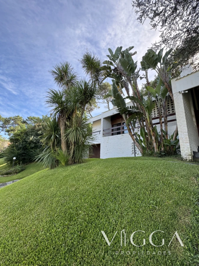 Casa ID.26 - Casa en Venta 4 suites Cantegril Playa Mansa Punta del Este