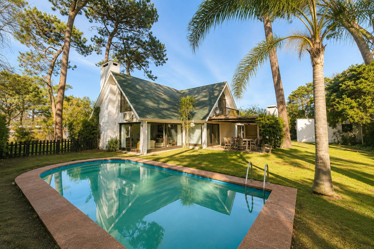 Casa En Venta de 5 dormitorios con piscina 