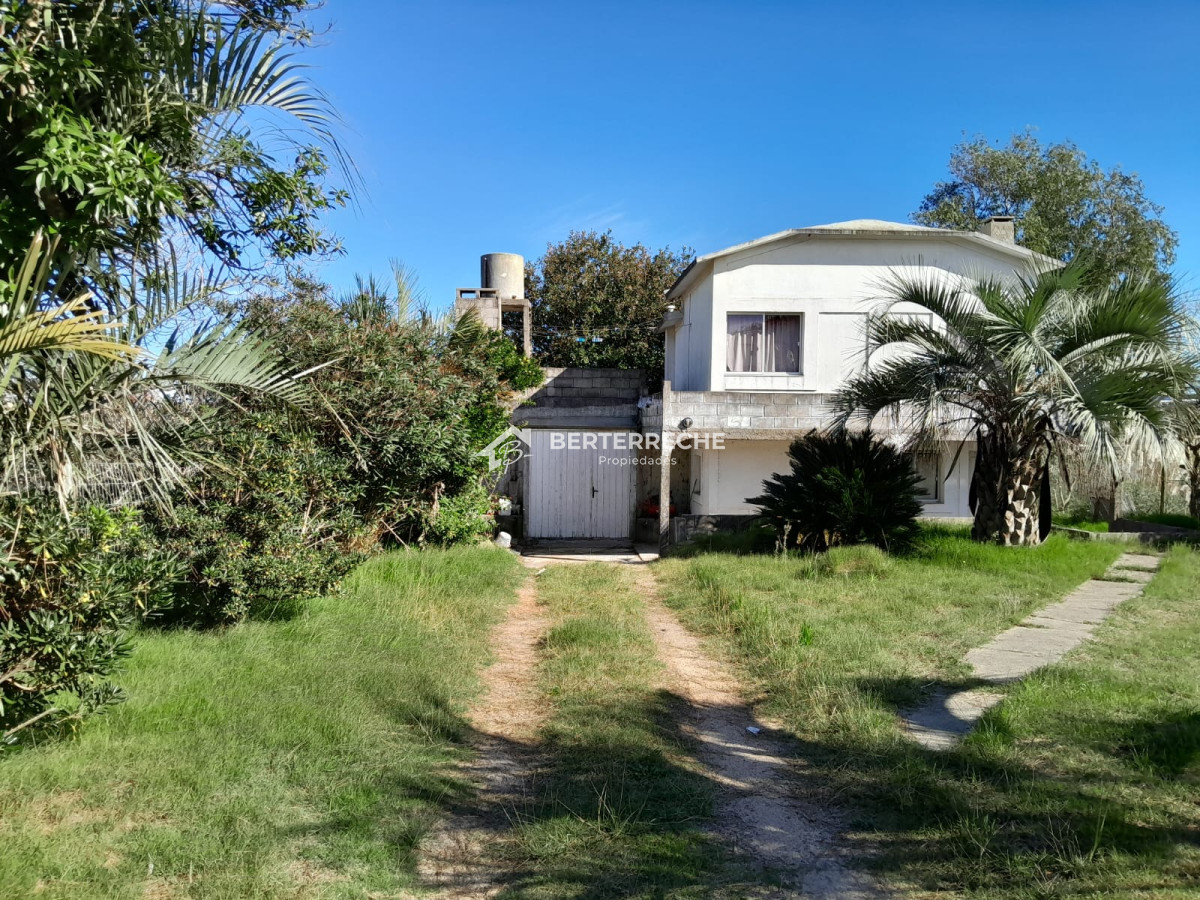 casa en venta balneario bs as, 2 dormitorios, 2 baños 450 mts2 - brt512c
