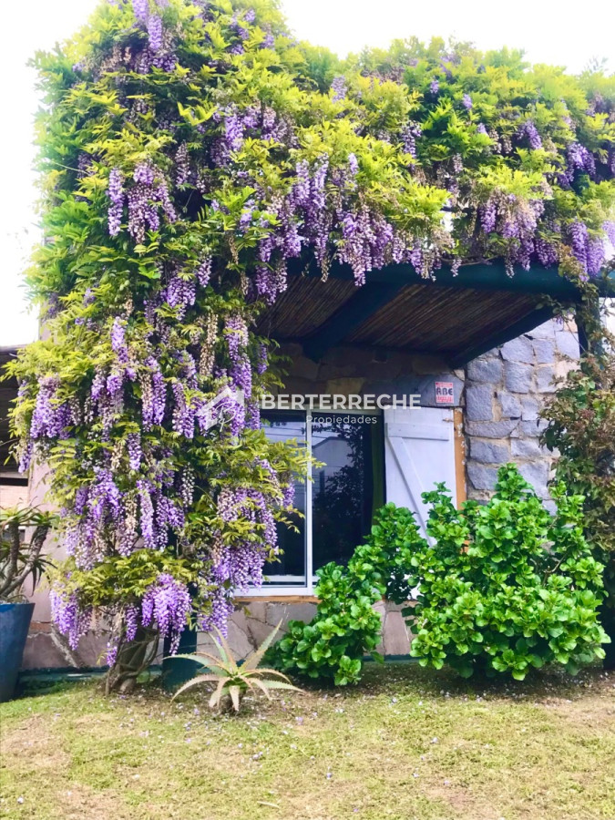 impresionante casa en venta en manantiales, 4 dormitorios con piscina - brt20c