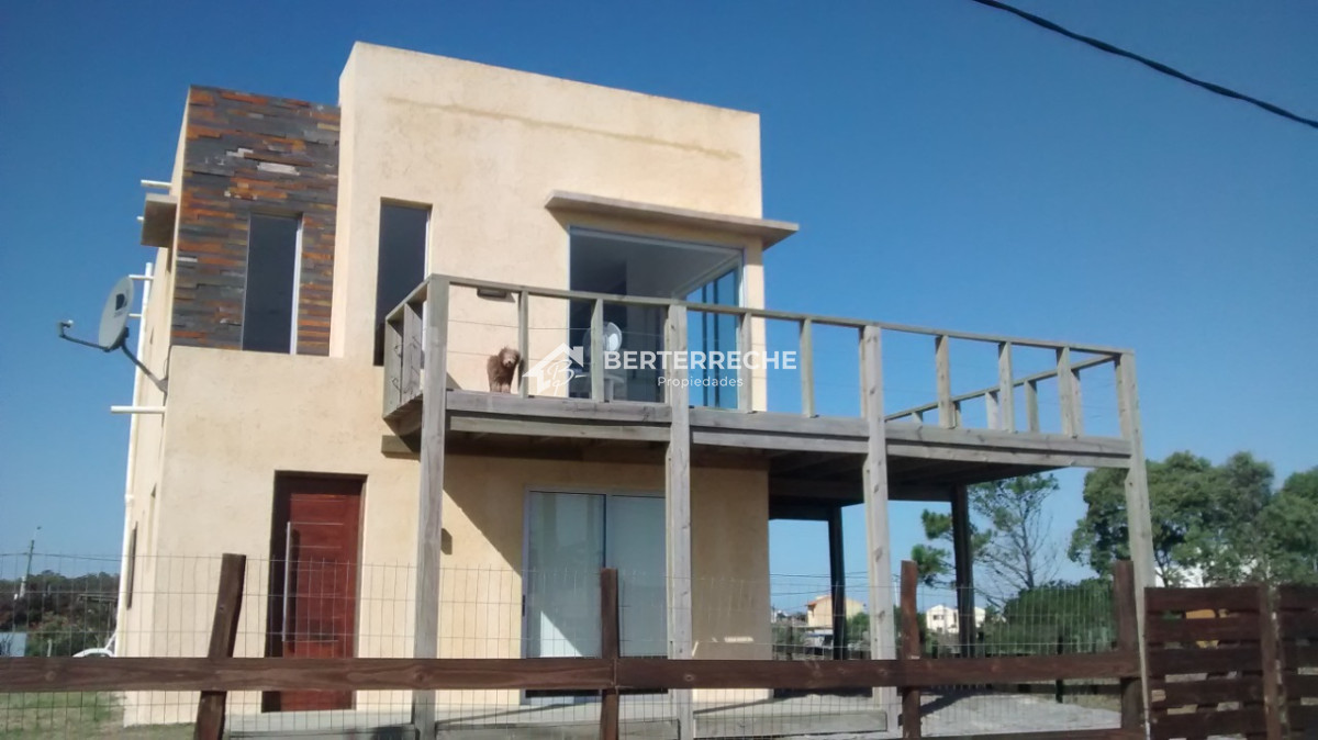 hermosa casa en balneario buenos aires a metros del mar - brt599c