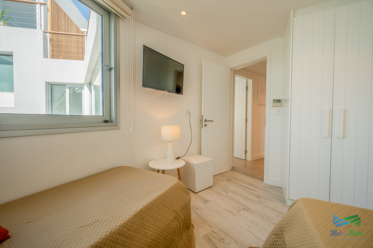 Apartamento ID.5086 - Espectacular PentHouse 4 Dormitorios, Terraza EXCLUSIVA & Todos los Servicios, Edificio ISABEL, Punta Del Este