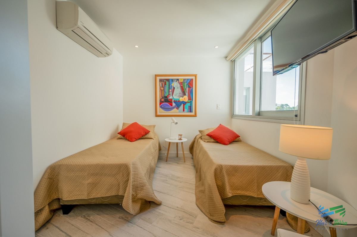 Apartamento ID.5086 - Espectacular PentHouse 4 Dormitorios, Terraza EXCLUSIVA & Todos los Servicios, Edificio ISABEL, Punta Del Este