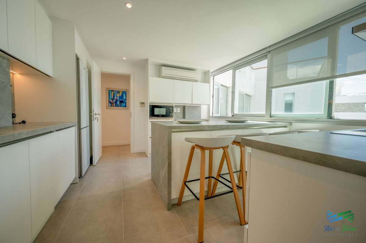 Apartamento ID.5086 - Espectacular PentHouse 4 Dormitorios, Terraza EXCLUSIVA & Todos los Servicios, Edificio ISABEL, Punta Del Este