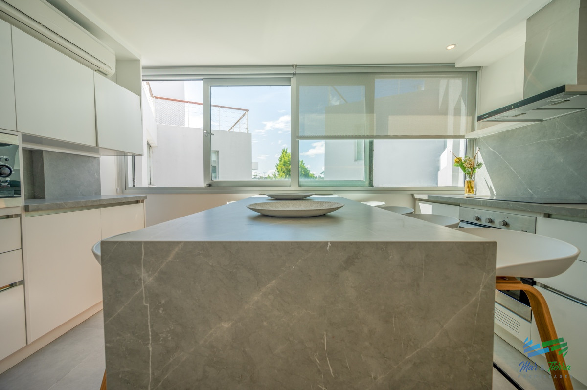 Apartamento ID.5086 - Espectacular PentHouse 4 Dormitorios, Terraza EXCLUSIVA & Todos los Servicios, Edificio ISABEL, Punta Del Este