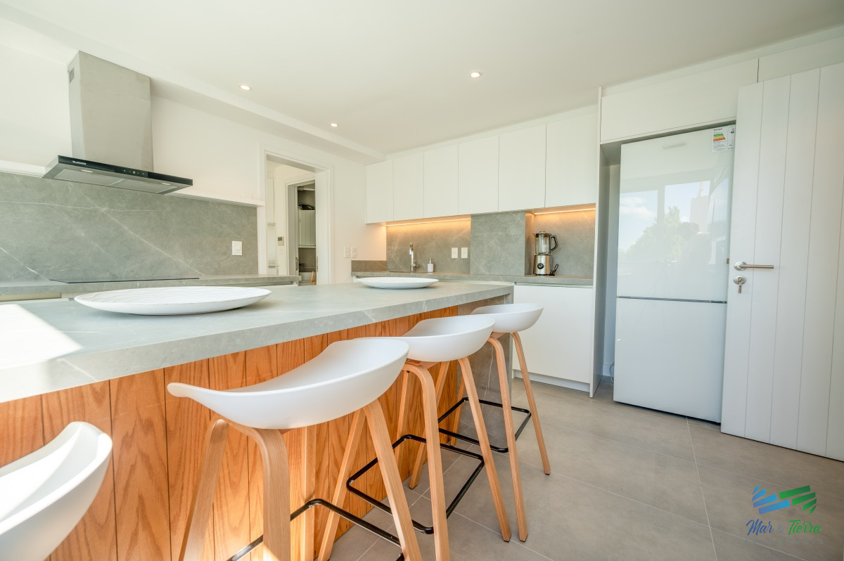 Apartamento ID.5086 - Espectacular PentHouse 4 Dormitorios, Terraza EXCLUSIVA & Todos los Servicios, Edificio ISABEL, Punta Del Este