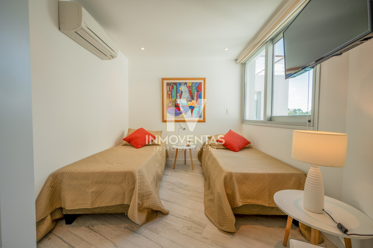 Apartamento ID.4343 - Espectacular PentHouse 4 Dormitorios, Terraza EXCLUSIVA & Todos los Servicios, Edificio ISABEL, Punta Del Este