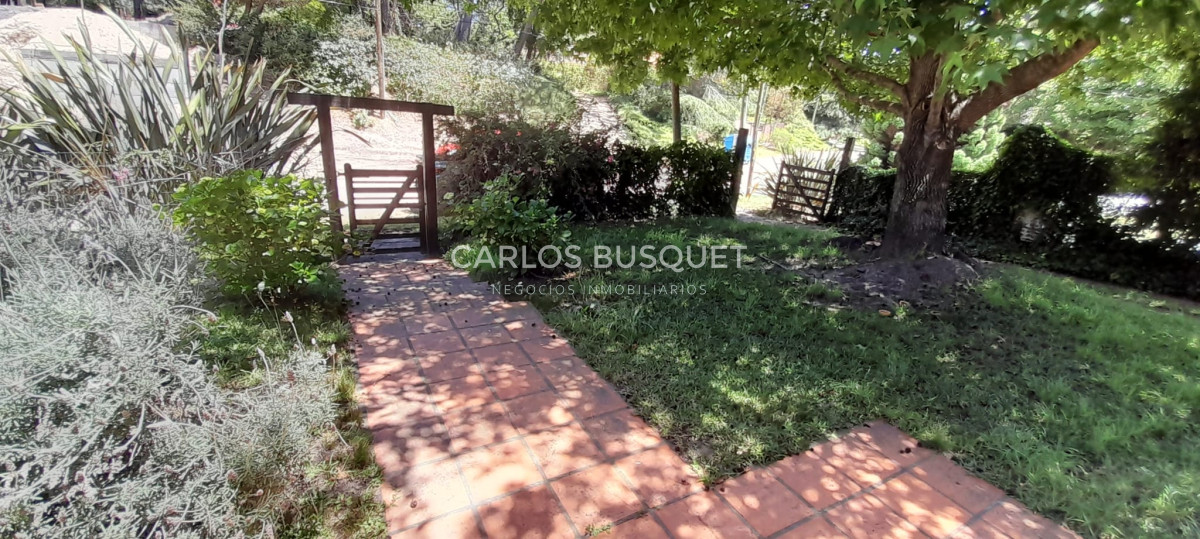 Casa ID.1060 - En Venta San Rafael, PDE Casa Tradicional, Cancha y Quincho en 1574m2 