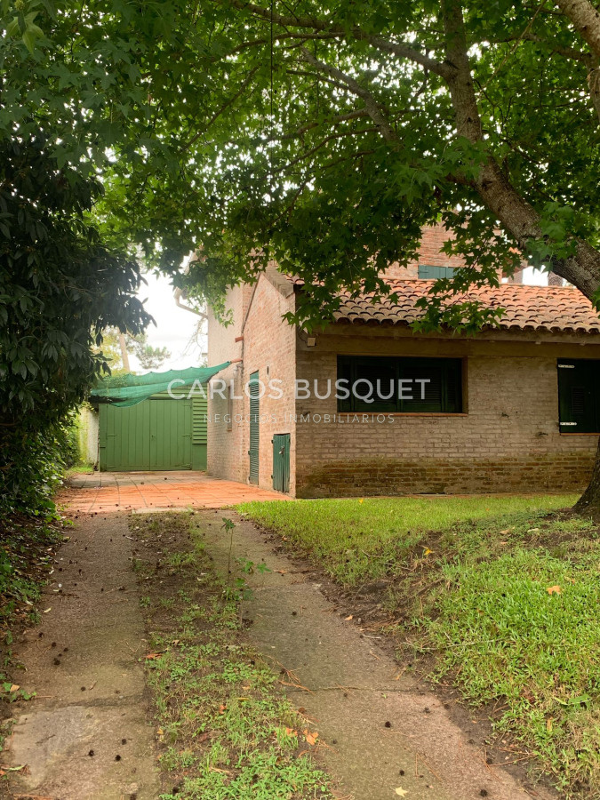 Casa ID.1060 - En Venta San Rafael, PDE Casa Tradicional, Cancha y Quincho en 1574m2 