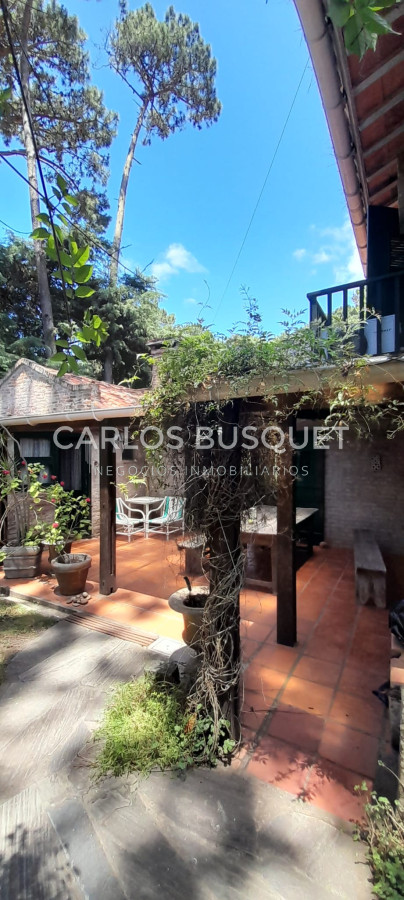 Casa ID.1060 - En Venta San Rafael, PDE Casa Tradicional, Cancha y Quincho en 1574m2 