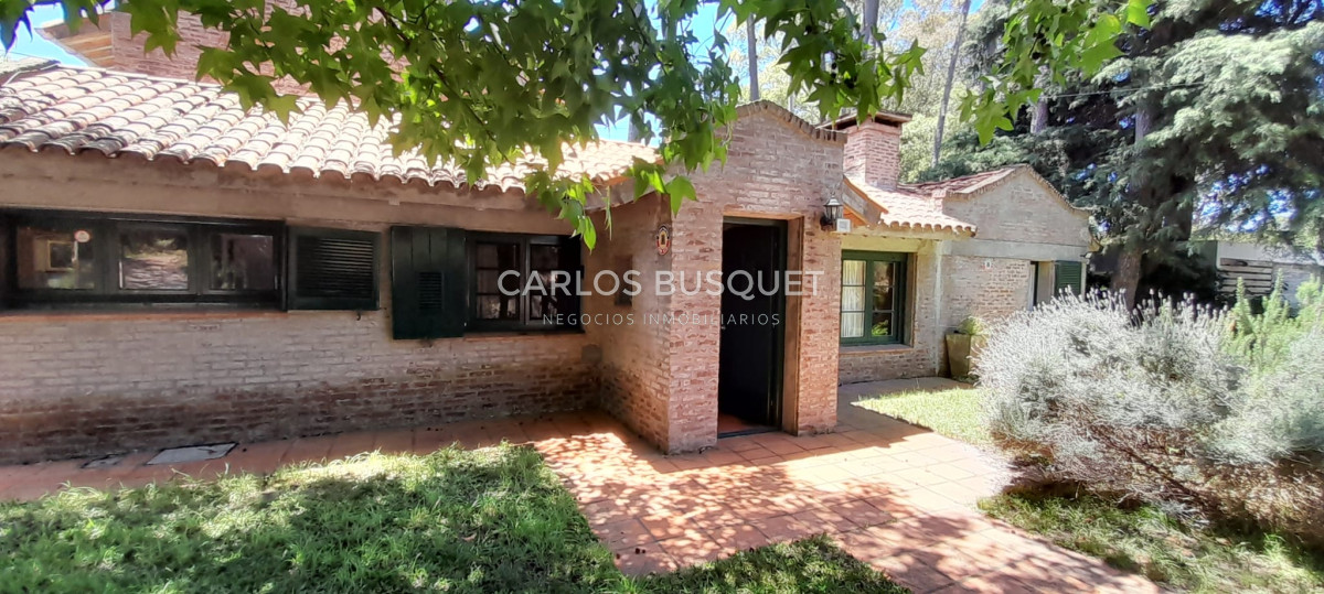 Casa ID.1060 - En Venta San Rafael, PDE Casa Tradicional, Cancha y Quincho en 1574m2 