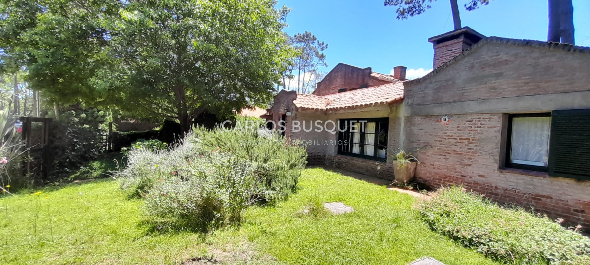 Casa ID.1060 - En Venta San Rafael, PDE Casa Tradicional, Cancha y Quincho en 1574m2 