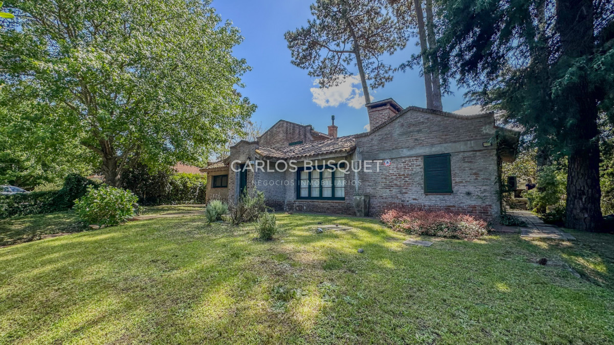 Casa ID.1060 - En Venta San Rafael, PDE Casa Tradicional, Cancha y Quincho en 1574m2 