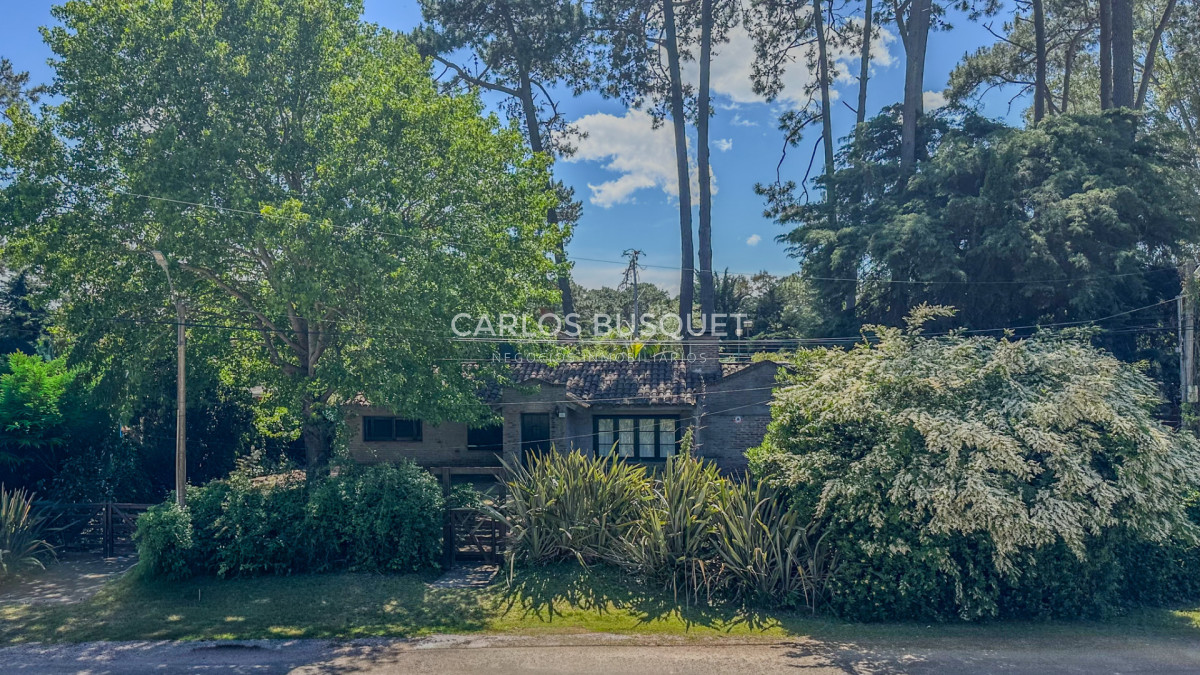 Casa ID.1060 - En Venta San Rafael, PDE Casa Tradicional, Cancha y Quincho en 1574m2 