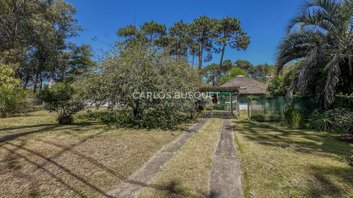 Casa ID.1060 - En Venta San Rafael, PDE Casa Tradicional, Cancha y Quincho en 1574m2 