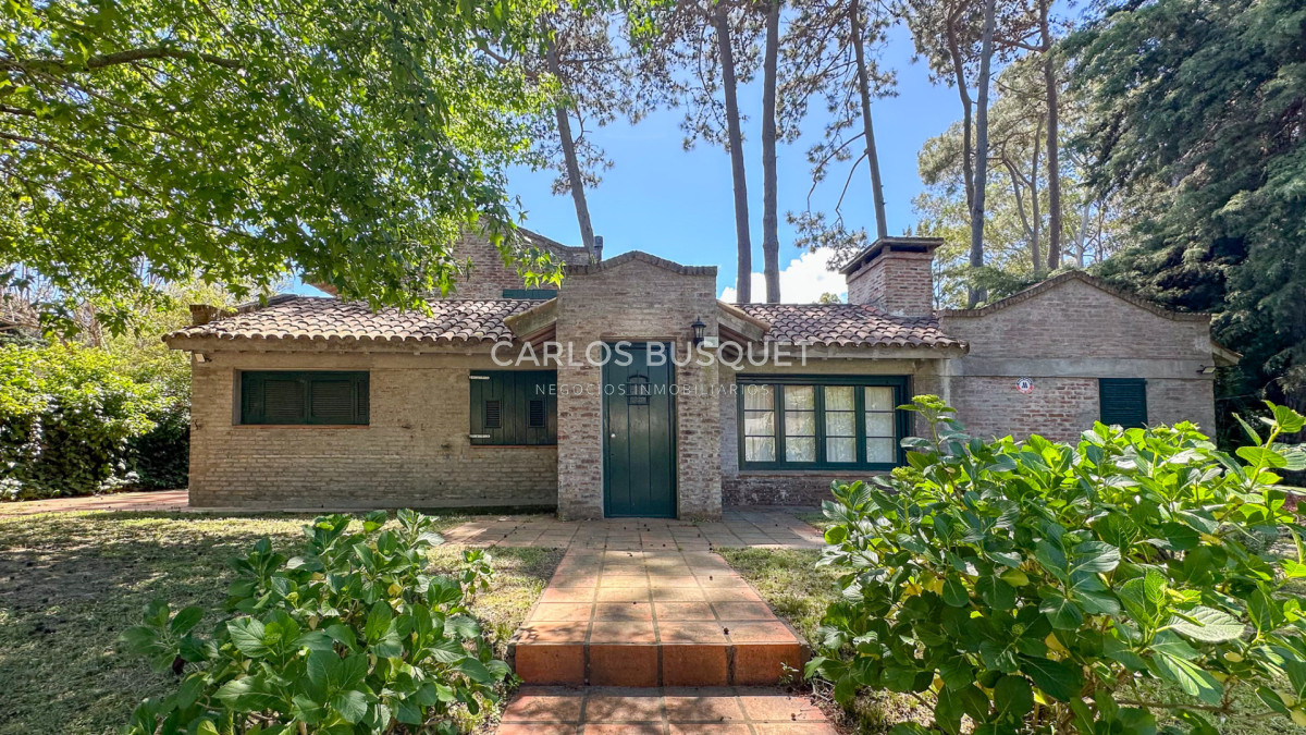 Casa ID.1060 - En Venta San Rafael, PDE Casa Tradicional, Cancha y Quincho en 1574m2 