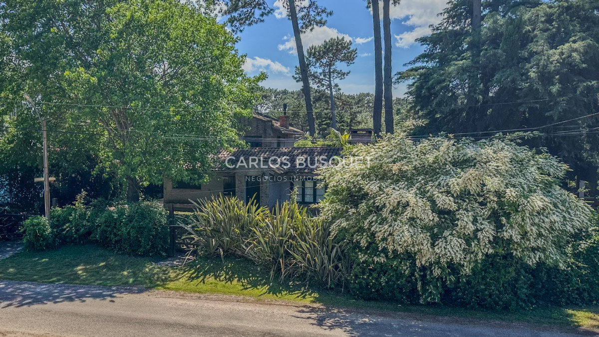 Casa ID.1060 - En Venta San Rafael, PDE Casa Tradicional, Cancha y Quincho en 1574m2 