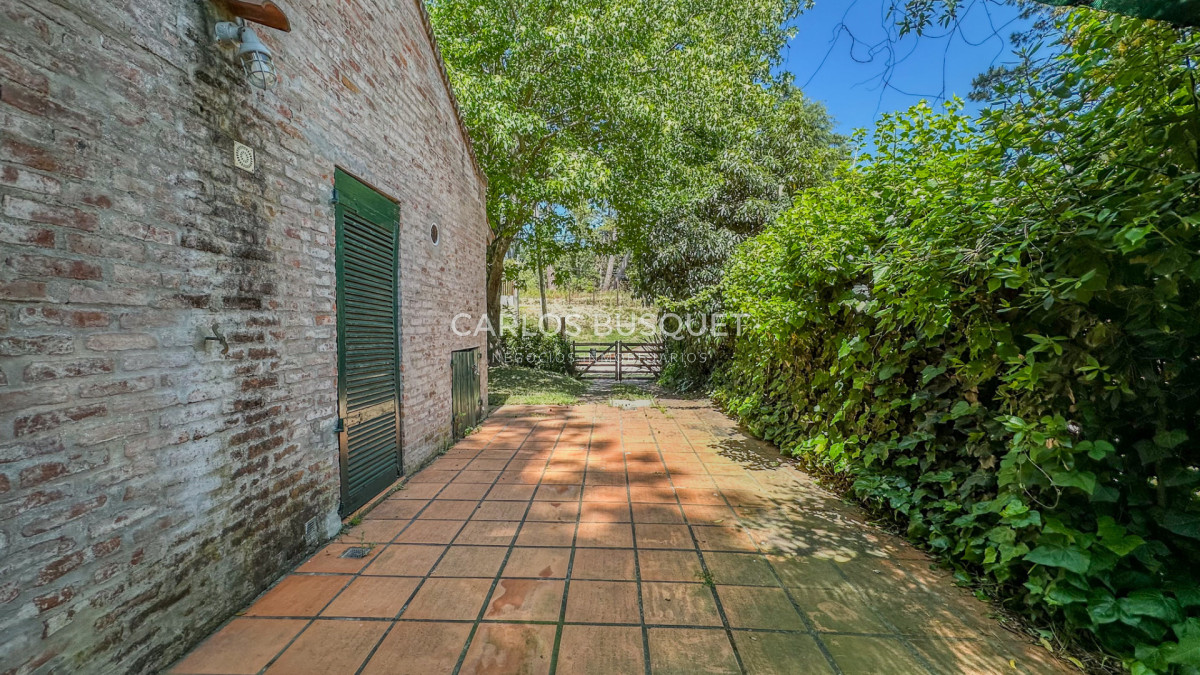 Casa ID.1060 - En Venta San Rafael, PDE Casa Tradicional, Cancha y Quincho en 1574m2 