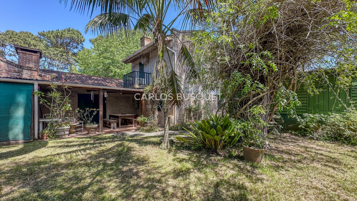 Casa ID.1060 - En Venta San Rafael, PDE Casa Tradicional, Cancha y Quincho en 1574m2 