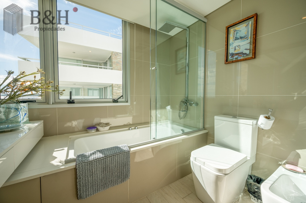 Apartamento ID.2652 - Espectacular Piso Completo De 5 Dormitorios & Todos los Servicios, Edificio LUMIERE, Punta Del Este