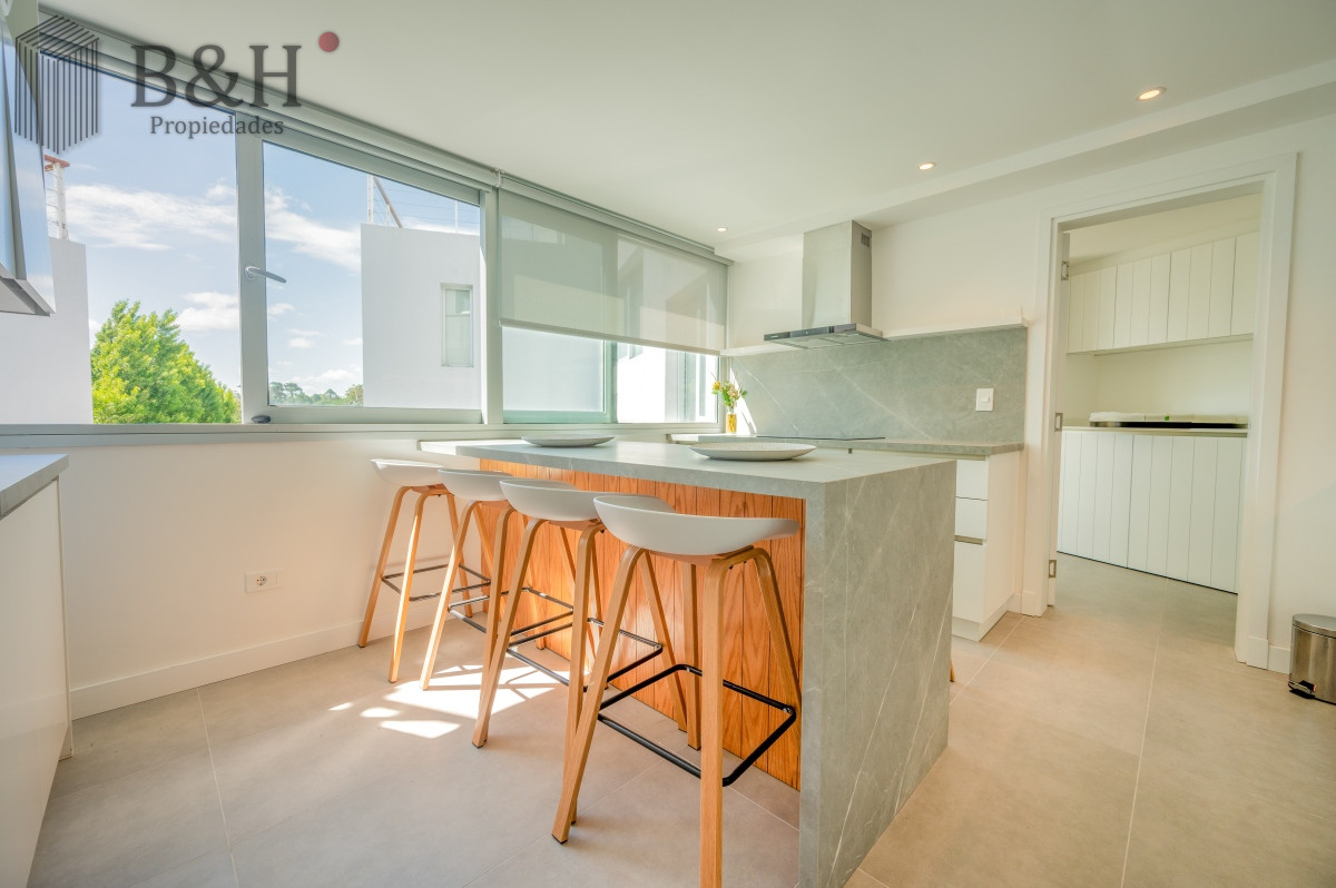 Apartamento ID.2651 - Espectacular PentHouse 4 Dormitorios, Terraza EXCLUSIVA & Todos los Servicios, Edificio ISABEL, Punta Del Este